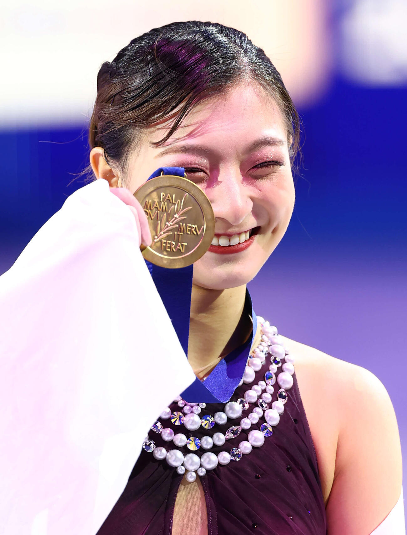 フィギュア世界選手権　今大会限りで現役引退の坂本花織は総合優勝を飾り、笑顔で金メダルを見せる（撮影・PNP）