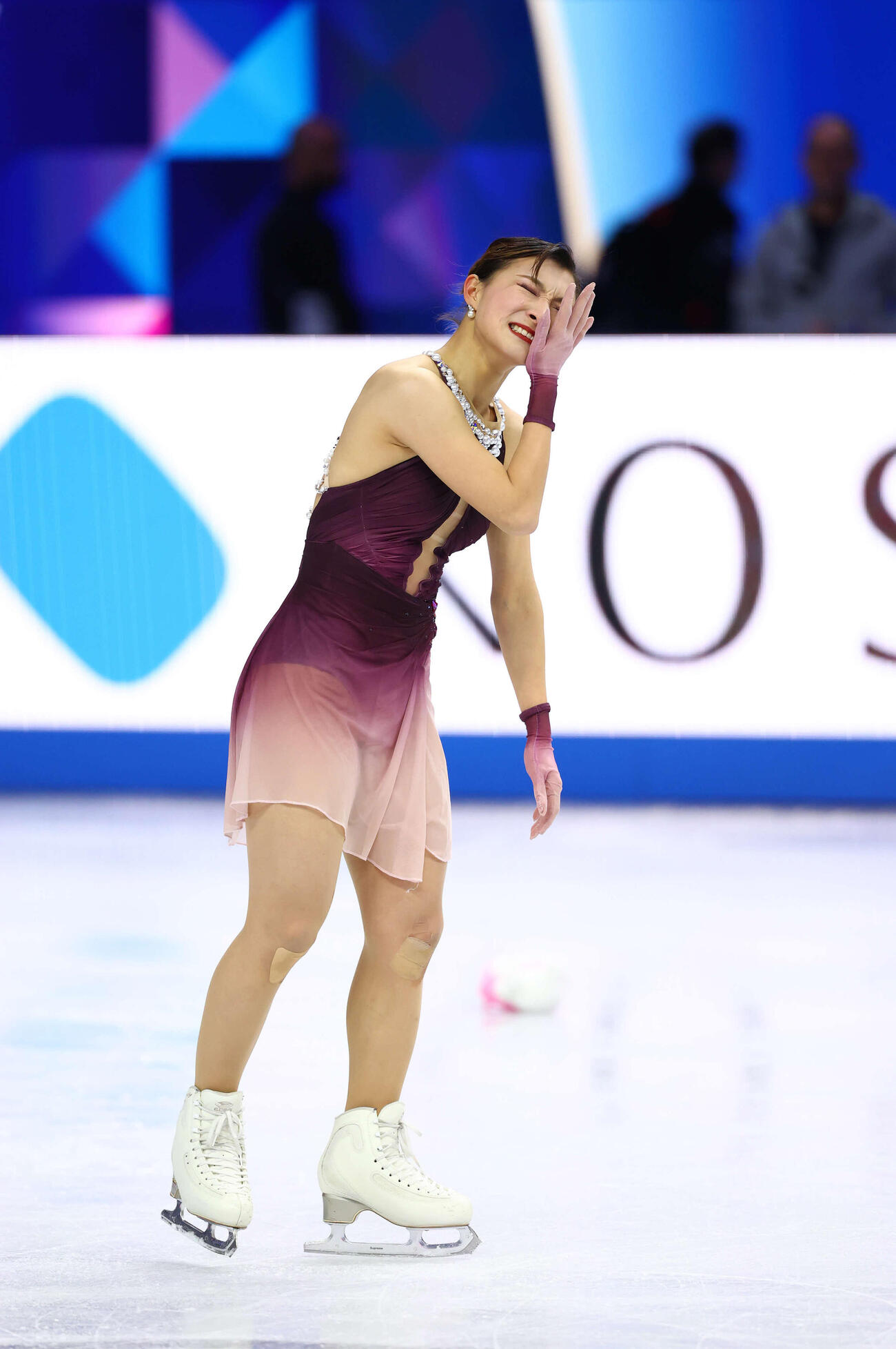 フィギュア世界選手権　今大会限りで現役引退の坂本花織は女子フリーの演技を終えると感極まり涙する（撮影・PNP）