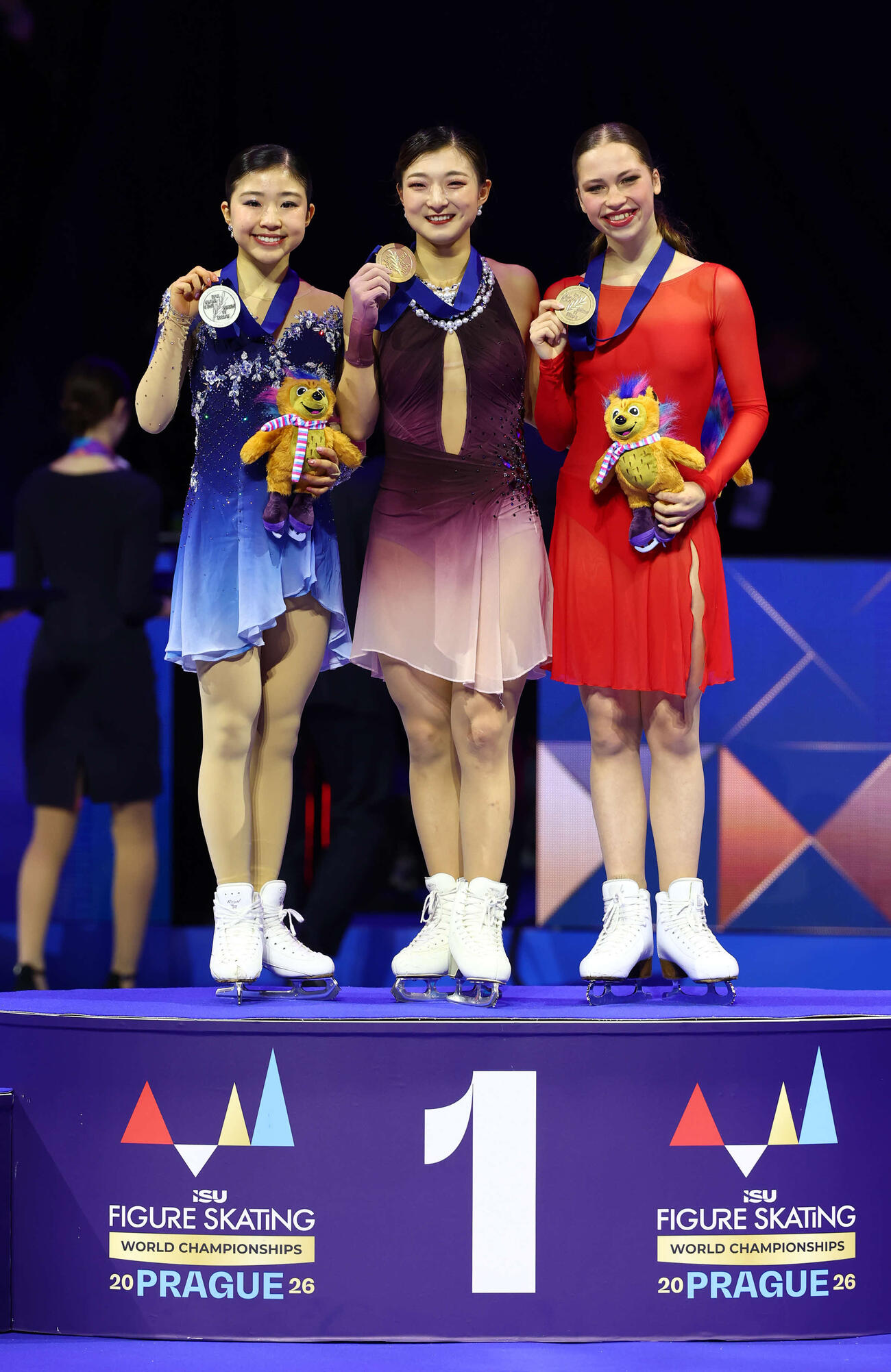 フィギュア世界選手権　今大会限りで現役引退の坂本花織（中央）は総合優勝を飾り、表彰台で2位の千葉百音（左）、3位のニーナ・ピンザローネとメダルを手に記念撮影（撮影・PNP）