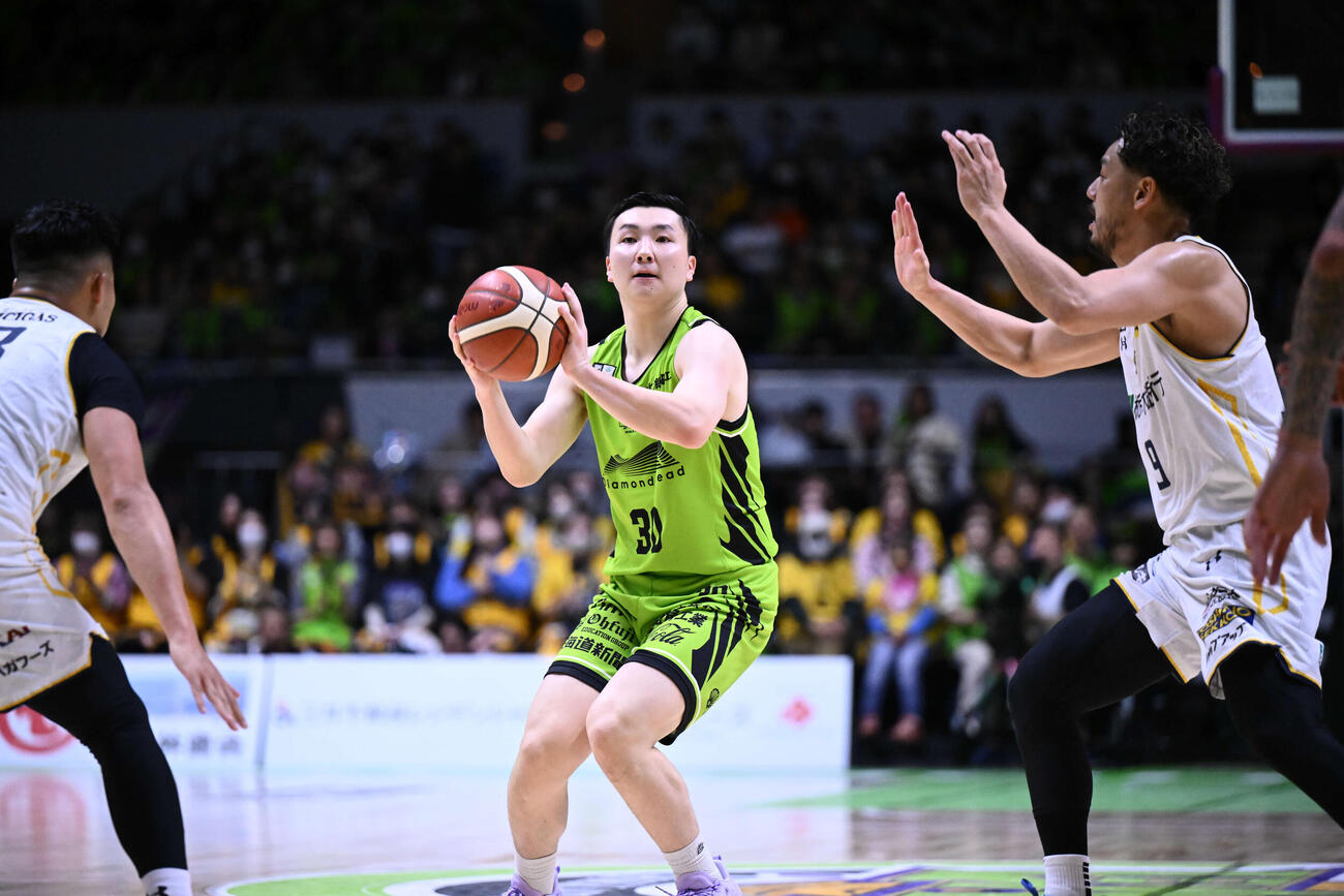 シュートを放つレバンガ北海道の富永　（C）B．LEAGUE