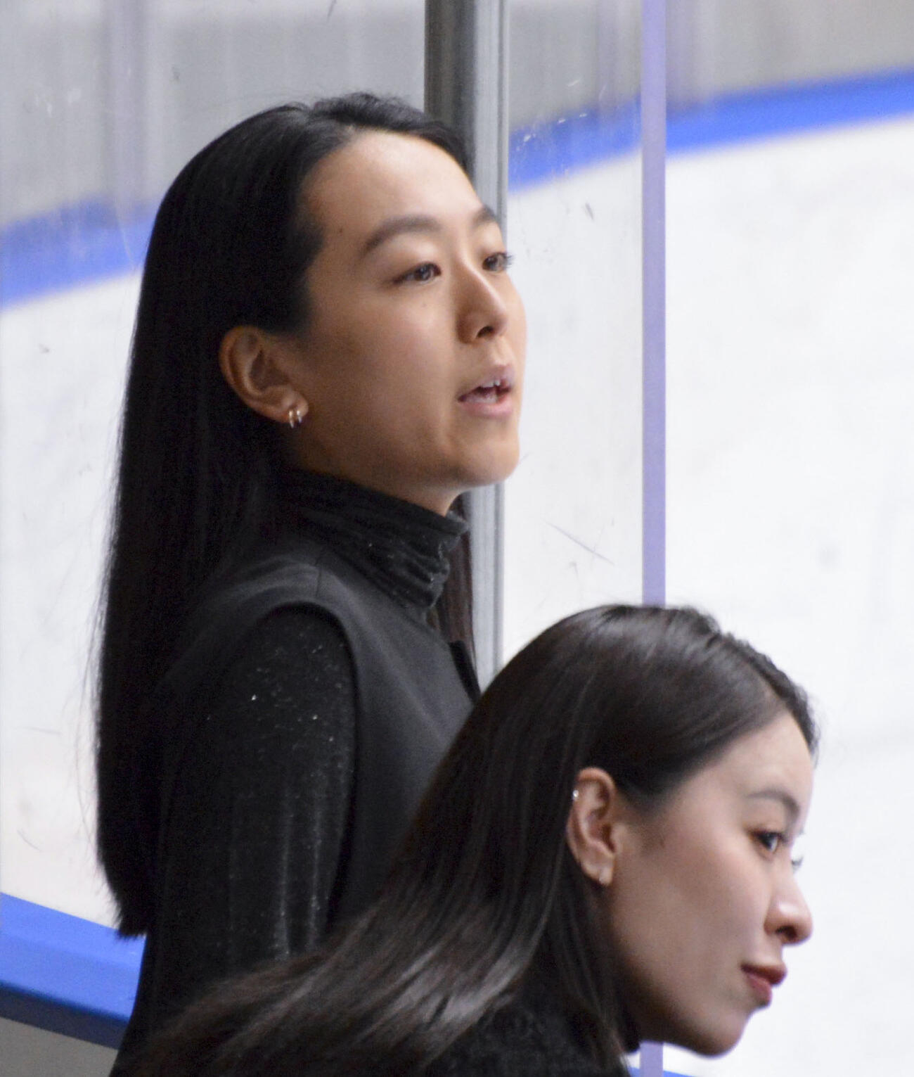 リンクサイドで選手の演技を見守る浅田真央さん（奥）（共同）