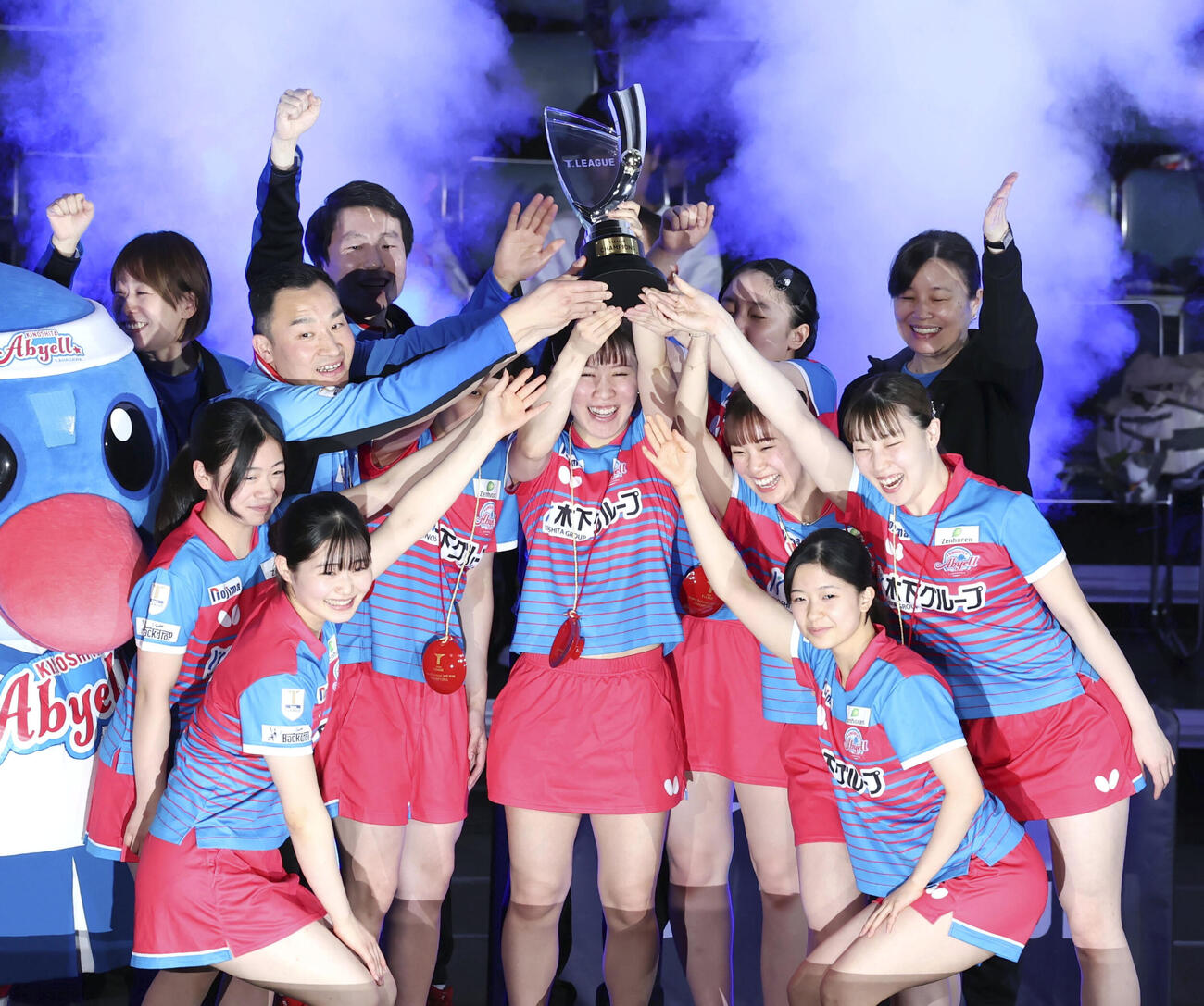 表彰式で優勝を喜ぶ神奈川の選手たち(共同)
