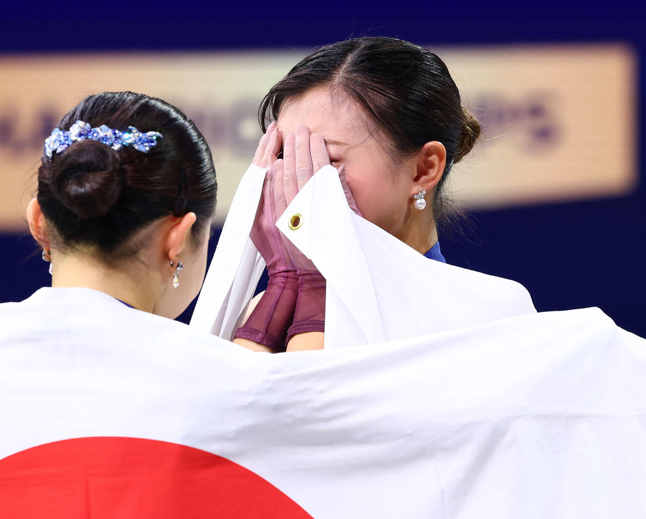フィギュア世界選手権　今大会限りで現役引退の坂本花織（中央）は総合優勝を飾り涙。手前は2位の千葉百音（撮影・PNP）