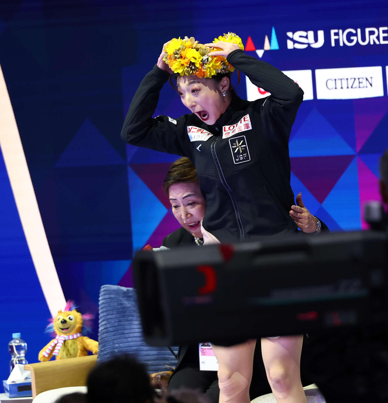 フィギュア世界選手権　今大会限りで現役引退の坂本花織はキスアンドクライでフリー演技の得点を確認し、驚きの表情を浮かべる（撮影・PNP）＝2026年3月27日