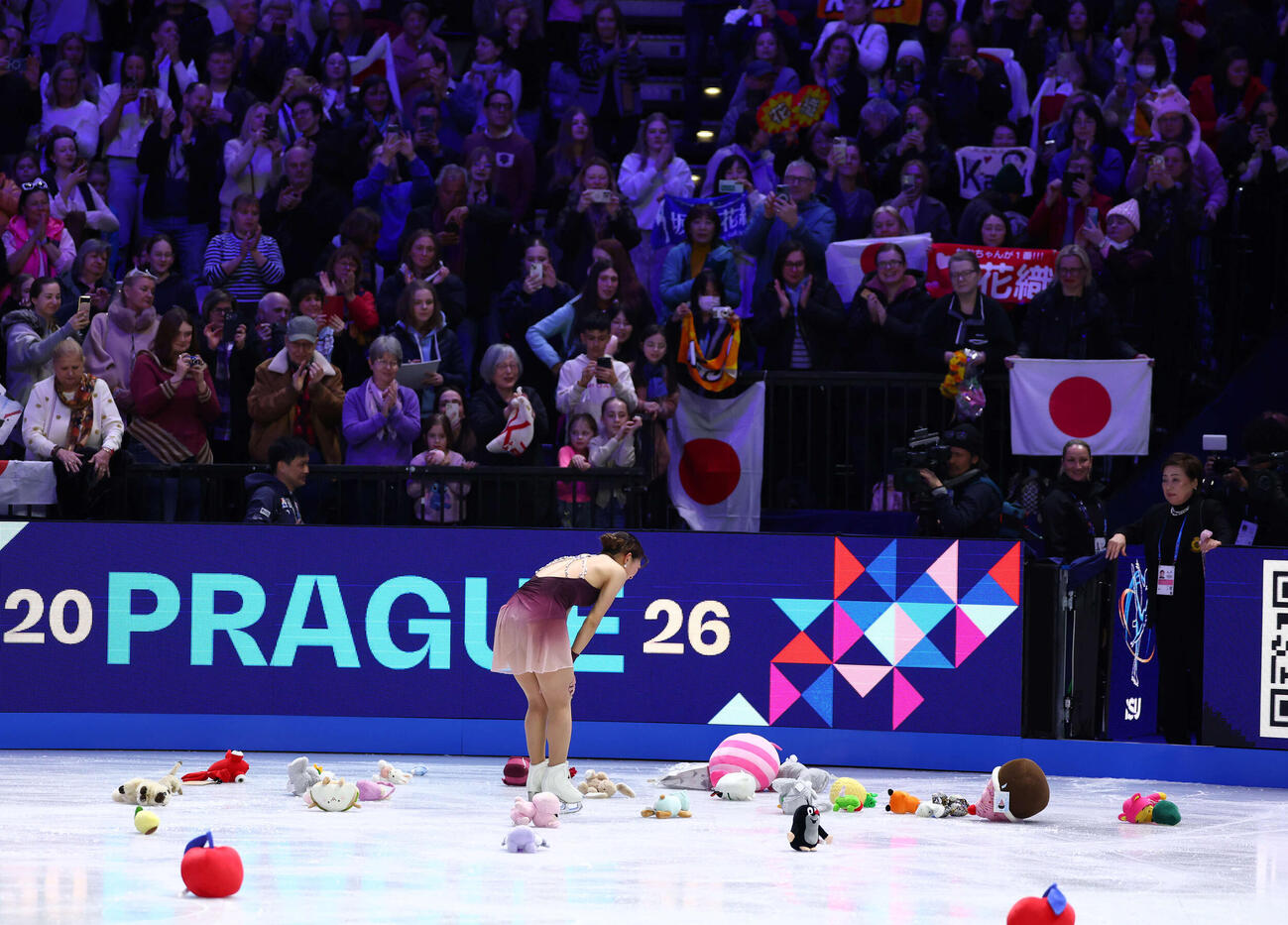 フィギュア世界選手権　今大会限りで現役引退の坂本花織は女子フリーの演技を終え、観客の拍手の中を引き揚げる。右端は中野園子コーチ（撮影・PNP）＝2026年3月27日