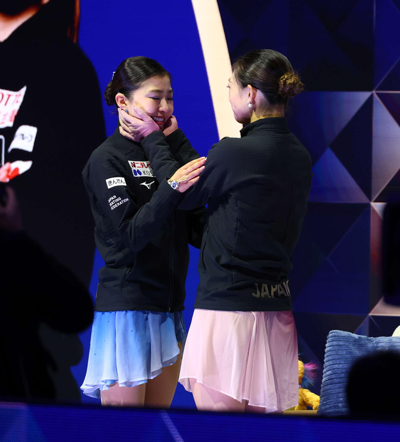 フィギュア世界選手権　女子フリーの演技を終えた坂本花織（右）から声を掛けられる千葉百音（撮影・PNP）＝2026年3月27日