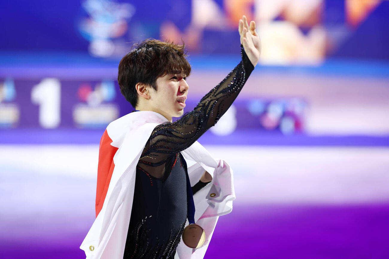 フィギュア世界選手権　世界選手権の表彰式を終え日の丸を背にリンクを一周する銅メダルの佐藤駿（撮影・PNP）
