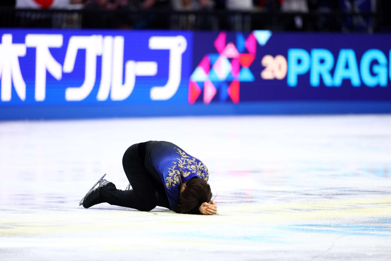 フィギュア世界選手権　男子フリーの演技を終えリンクにひざまずく鍵山優真（撮影・PNP）＝2026年3月28日