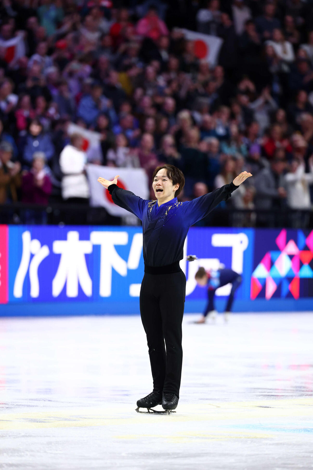 フィギュア世界選手権　男子フリーの演技を終えスタンドの声援に応える鍵山優真（撮影・PNP）＝2026年3月28日