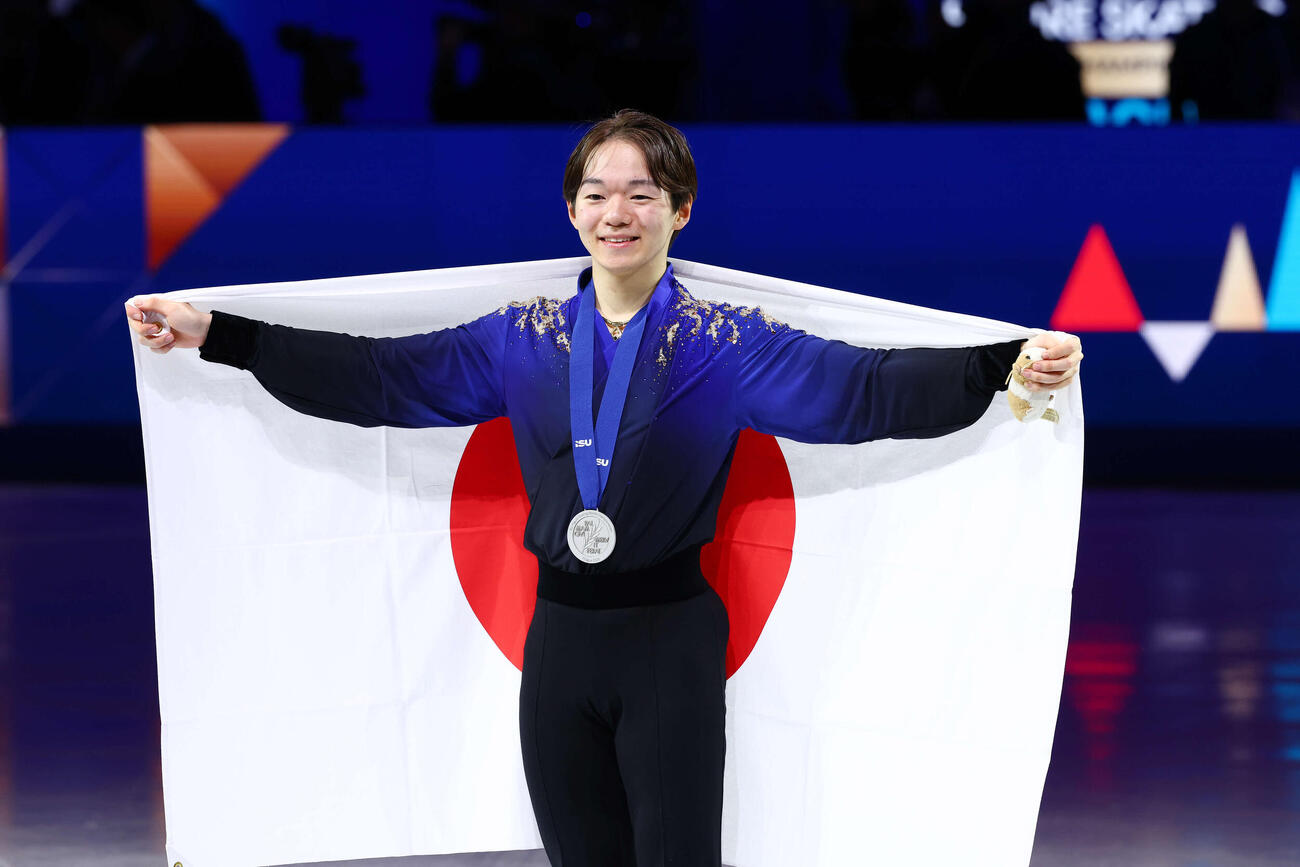 フィギュア世界選手権　男子総合で銀メダルを獲得し記念撮影に臨む鍵山優真（撮影・PNP）＝2026年3月28日