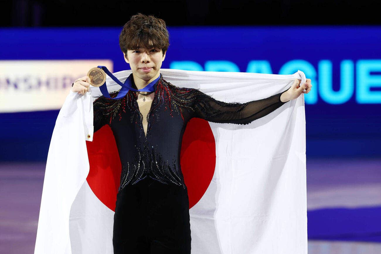 フィギュア世界選手権　世界選手権で銅メダルを獲得し記念撮影に臨む佐藤駿（撮影・PNP）