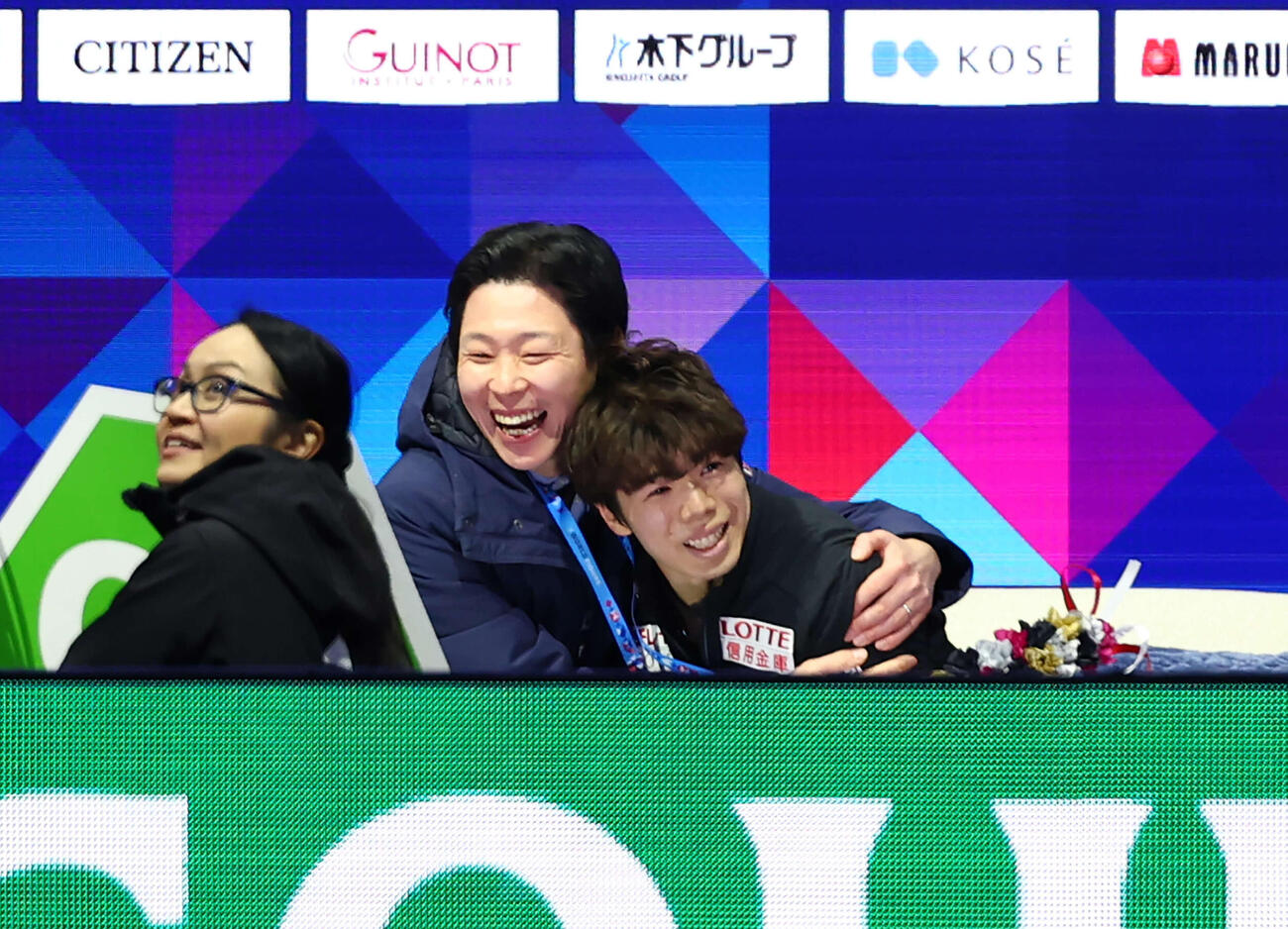 フィギュア世界選手権　佐藤駿（右）は男子フリーの演技を終え、キスアンドクライで笑顔の日下匡力コーチに抱き締められる（撮影・PNP）