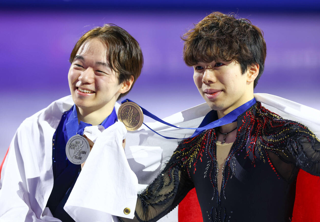 フィギュア世界選手権　男子総合で2位の鍵山優真（左）と3位の佐藤駿はメダルを披露（撮影・PNP）