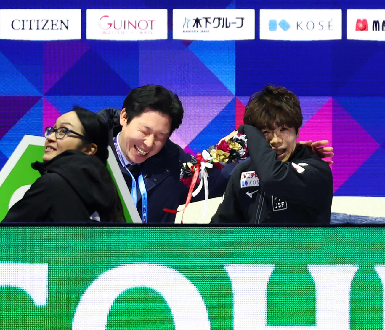 フィギュア世界選手権　佐藤駿（右）は男子フリーの演技を終え、キスアンドクライで日下匡力コーチと笑顔（撮影・PNP）