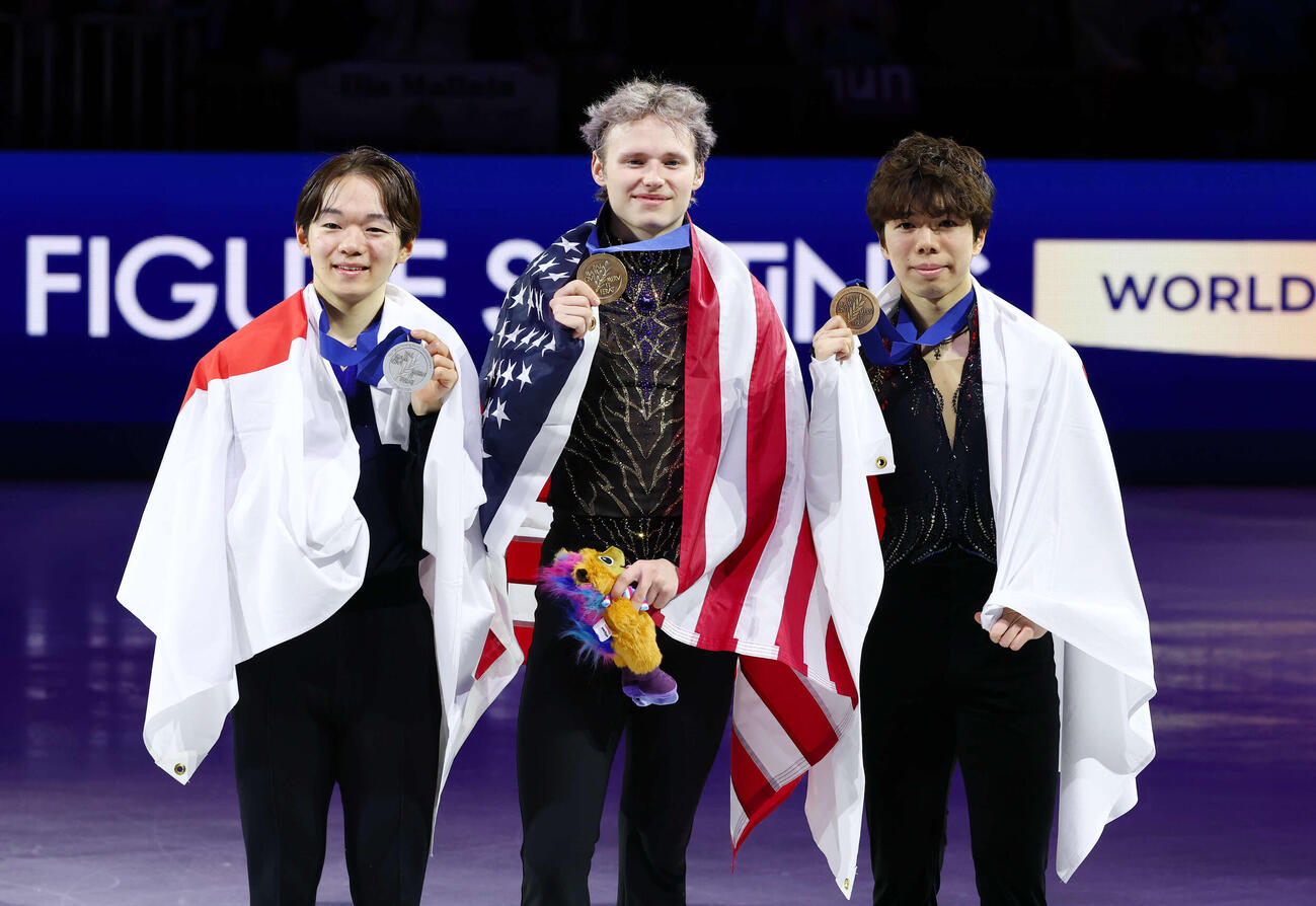 フィギュア世界選手権　男子総合で2位の鍵山優真（左）と3位の佐藤駿（右）は、優勝のイリア・マリニンとメダルを手に記念撮影（撮影・PNP）