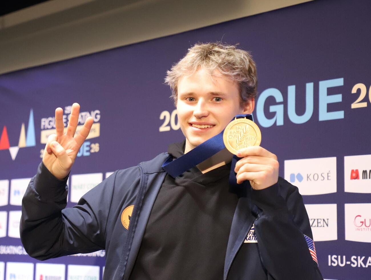 メダリスト会見で金メダルを掲げるマリニン（撮影・藤塚大輔）