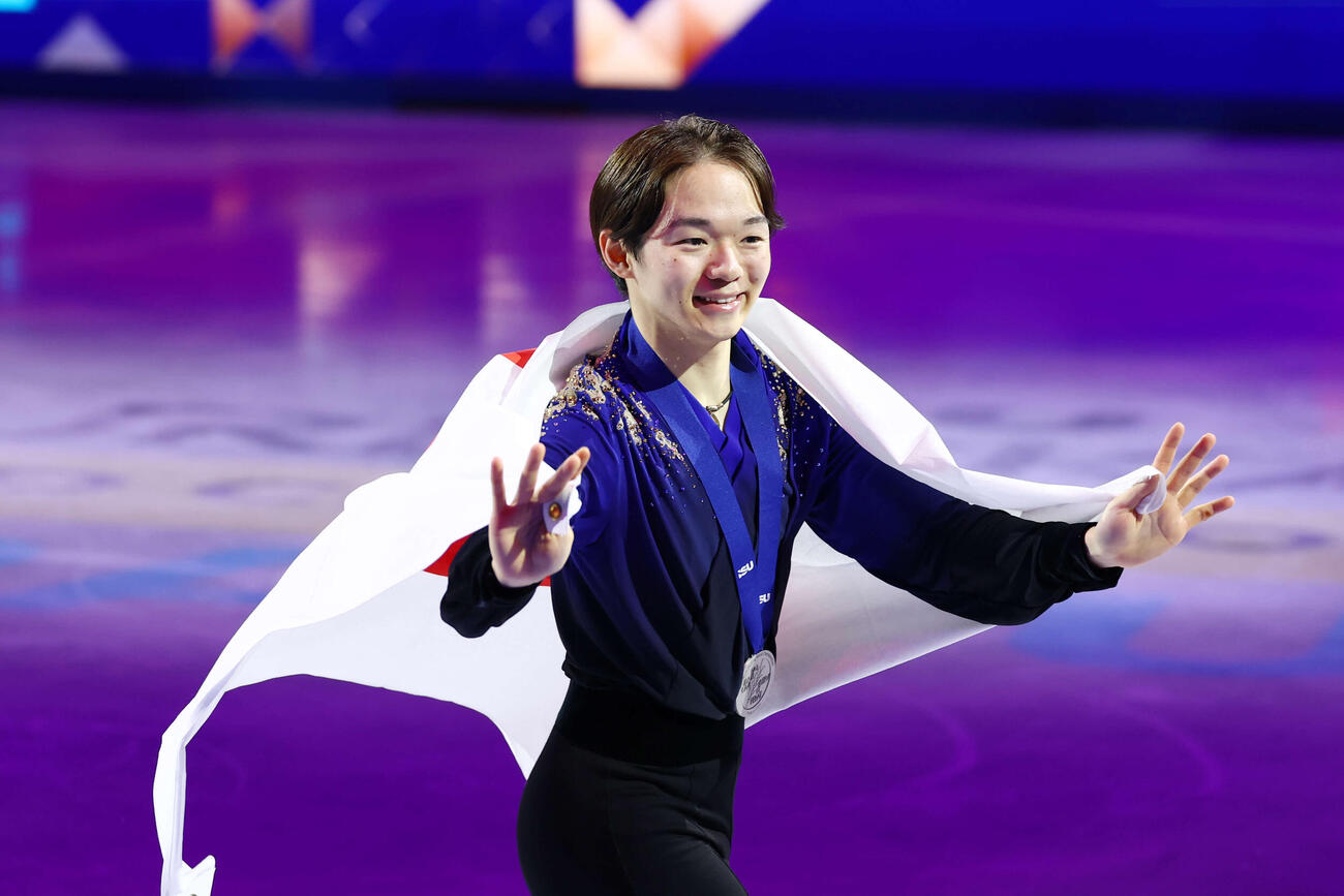 フィギュア世界選手権　世界選手権の表彰式を終え日の丸を背にリンクを一周する銀メダルの鍵山優真（撮影・PNP）