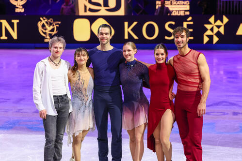 エキシビションで演技を披露したイリア・マリニン（左）、坂本花織（左から2人目）ら（撮影・PNP）