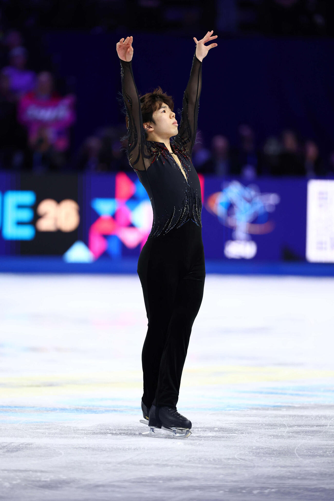 フィギュア世界選手権　男子フリーの演技を終えスタンドの声援に応える佐藤駿（撮影・PNP）