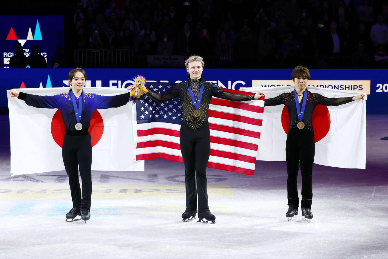 フィギュア世界選手権　世界選手権の表彰式を終え記念撮影に臨む、左から銀メダルを獲得した鍵山優真、金メダルのイリア・マリニン、銅メダルの佐藤駿（撮影・PNP）