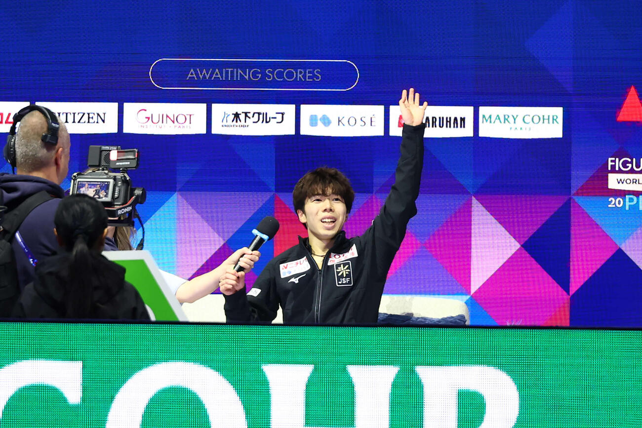 フィギュア世界選手権　男子フリーの演技を終えた佐藤駿はこの時点で総合トップに立ちスタンドの声援に応える（撮影・PNP）
