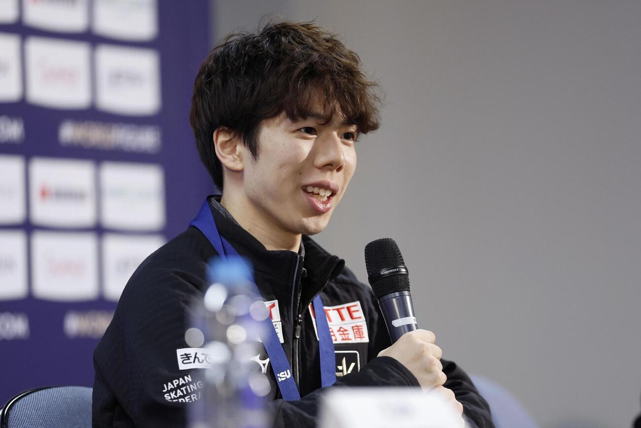 男子で3位となり、記者会見する佐藤駿（共同）