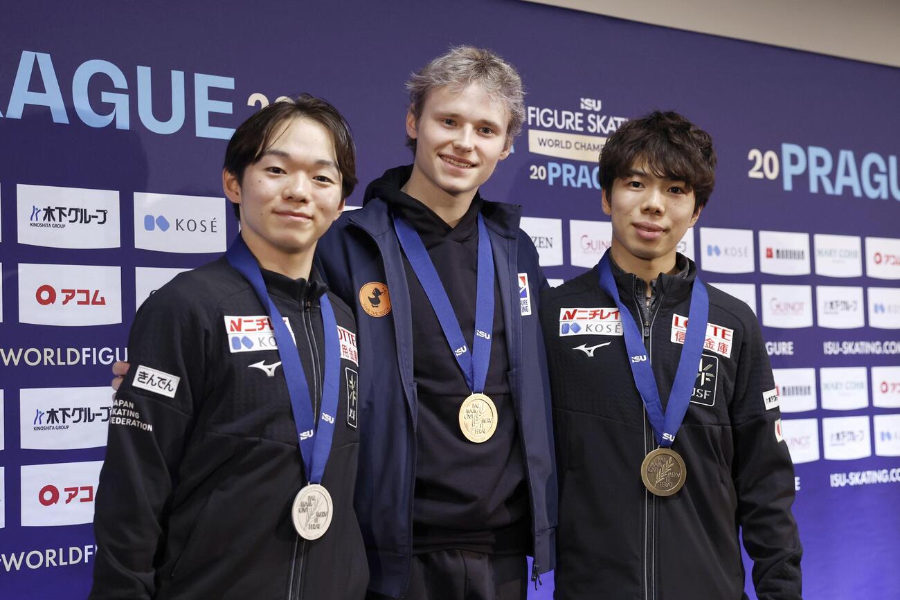 メダリスト記者会見で撮影に応じる（左から）2位の鍵山優真、優勝のイリア・マリニン、3位の佐藤駿（共同）