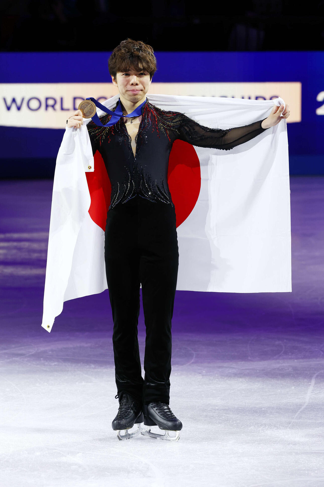 フィギュア世界選手権　表彰式を終え記念撮影に臨む銅メダルの佐藤駿（撮影・PNP）