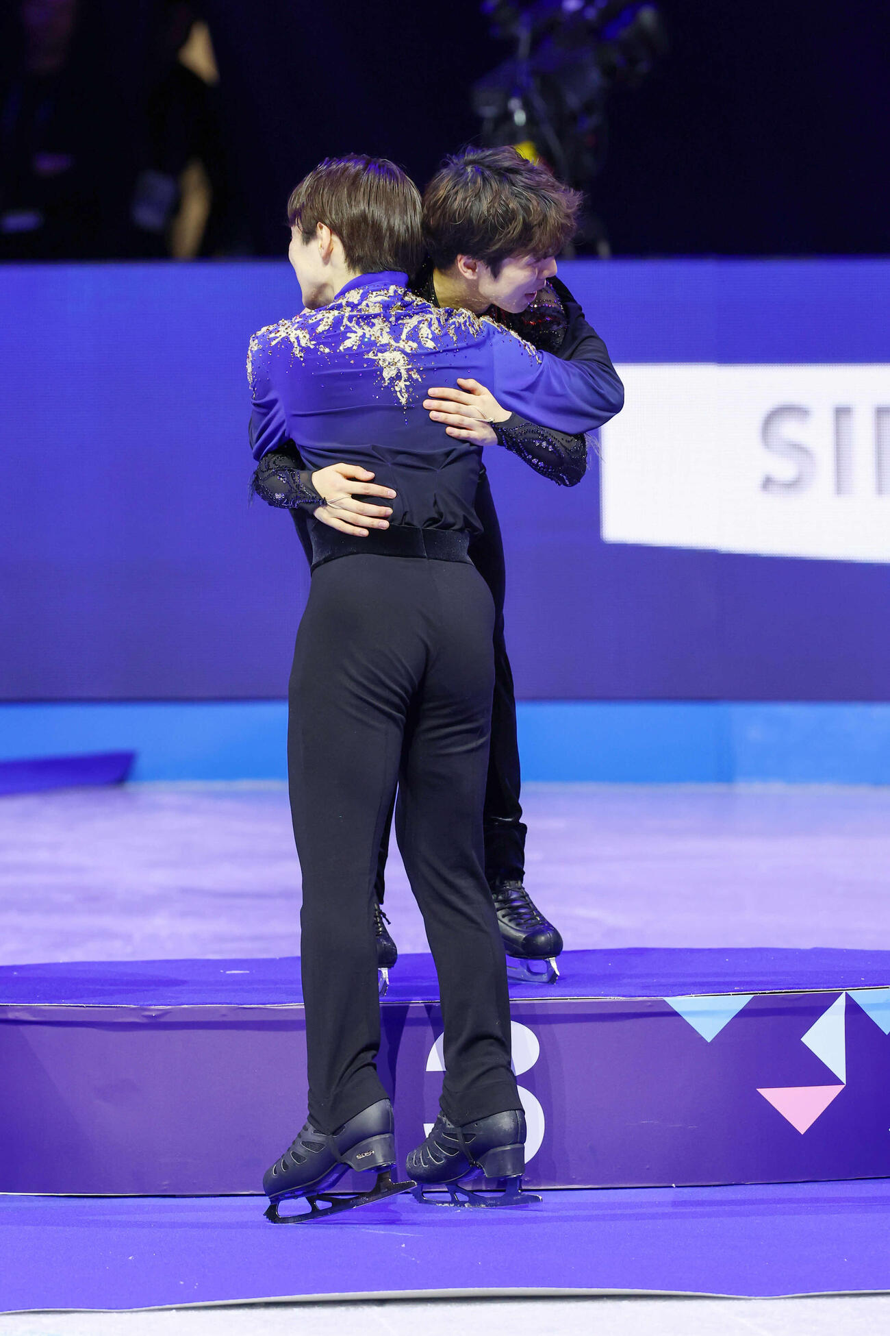 フィギュア世界選手権　総合2位で銀メダルを獲得した鍵山優真（手前左）は表彰式で銅メダルの佐藤駿と抱き合う（撮影・PNP）