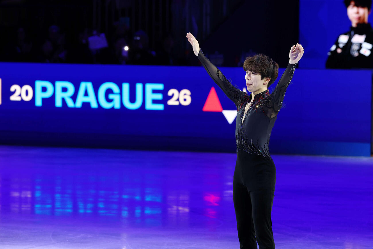 フィギュア世界選手権　総合3位で銅メダルを獲得した佐藤駿は表彰式でスタンドの声援に応える（撮影・PNP）