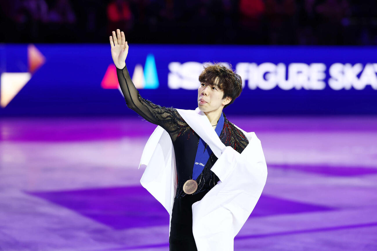 フィギュア世界選手権　表彰式を終え手を振りながらリンクを一周する銅メダルの佐藤駿（撮影・PNP）