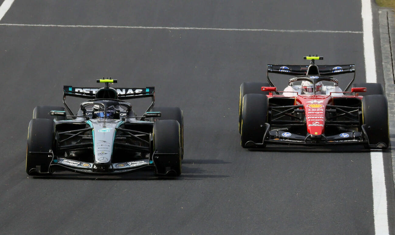 日本GPを制して2連勝を挙げたメルセデスのアントネッリ（左）は、ホームストレートでフェラーリのハミルトンを抜き去る（撮影・宮崎幸一）