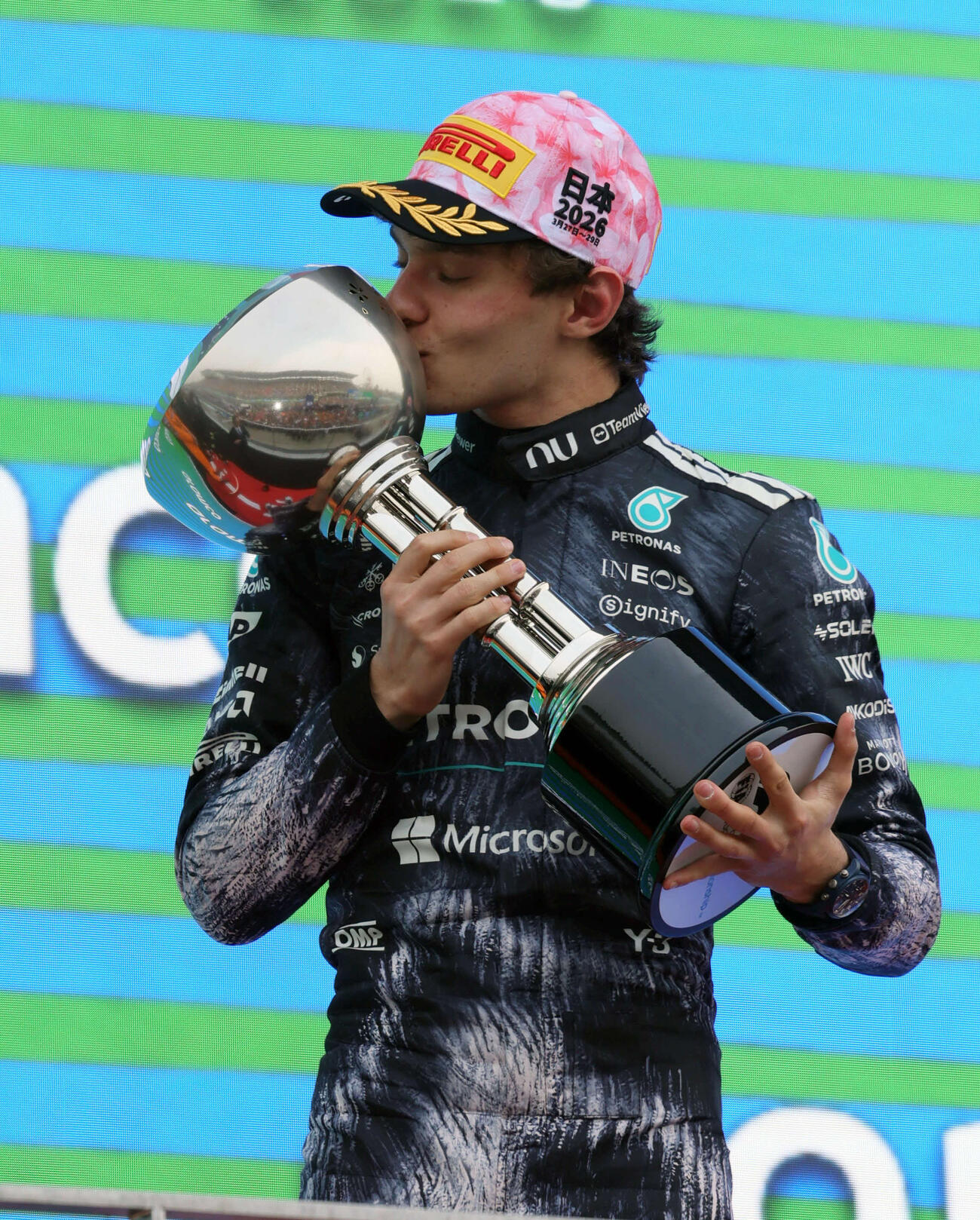日本GPを制して通算2勝目を挙げたメルセデスのキミ・アントネッリは、優勝カップにキスをする（撮影・宮崎幸一）