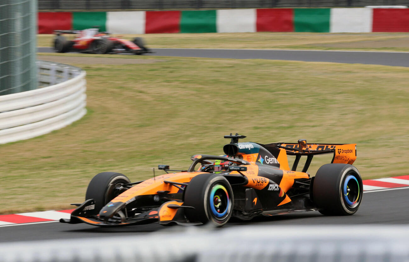 2位となったマクラーレンのピアストリ。後方は3位となったフェラーリのルクレール（撮影・宮崎幸一）