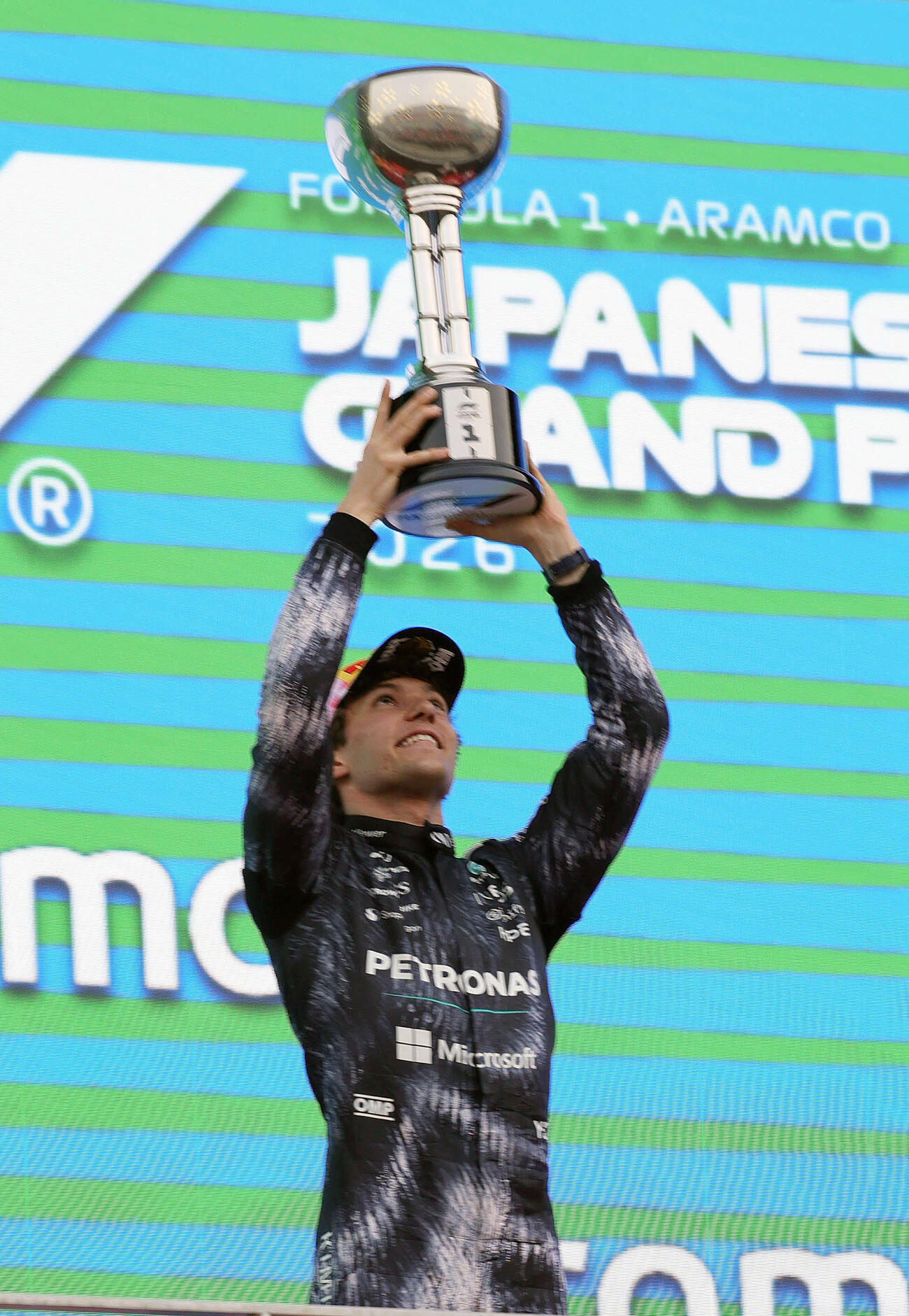 日本GPを制して通算2勝目を挙げたメルセデスのキミ・アントネッリは、優勝カップを掲げる（撮影・宮崎幸一）
