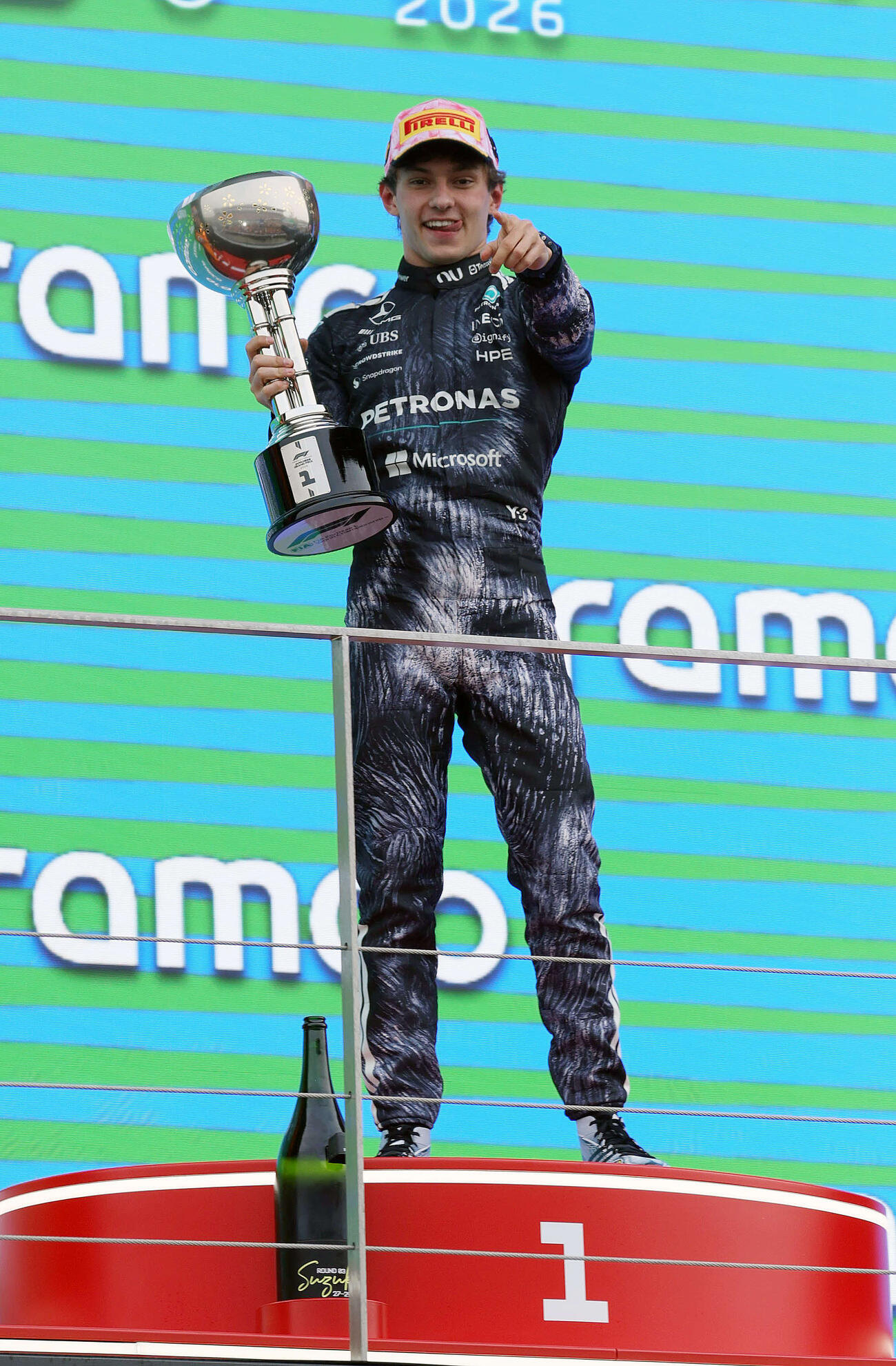 日本GPを制して通算2勝目を挙げたメルセデスのキミ・アントネッリは、優勝カップを手にスタンドを指さす（撮影・宮崎幸一）