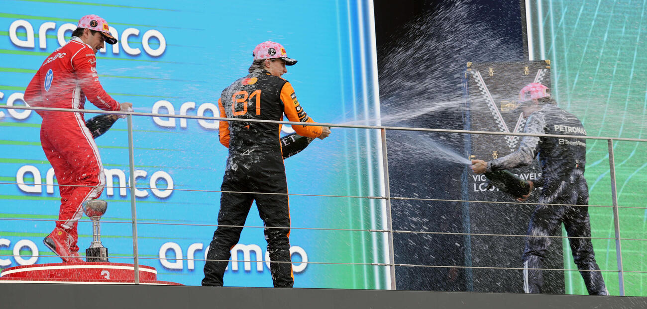 日本GPを制して通算2勝目を挙げたメルセデスのアントネッリ（右）は、2位のマクラーレンのピアストリ（中央）、3位のフェラーリのルクレールらからシャンパンを浴びせられる（撮影・宮崎幸一）