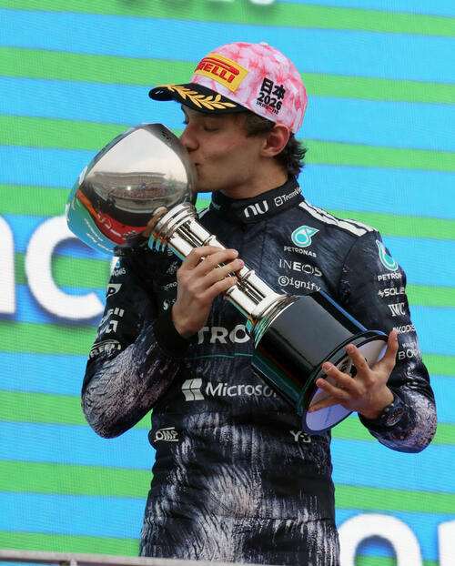 日本GPを制して通算2勝目を挙げたメルセデスのキミ・アントネッリは、優勝カップにキスをする（撮影・宮崎幸一）