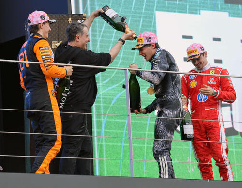 日本GPを制して通算2勝目を挙げたメルセデスのアントネッリ（中央）は、2位のマクラーレンのピアストリ（左）、3位のフェラーリのルクレールらからシャンパンを浴びせられる（撮影・宮崎幸一）