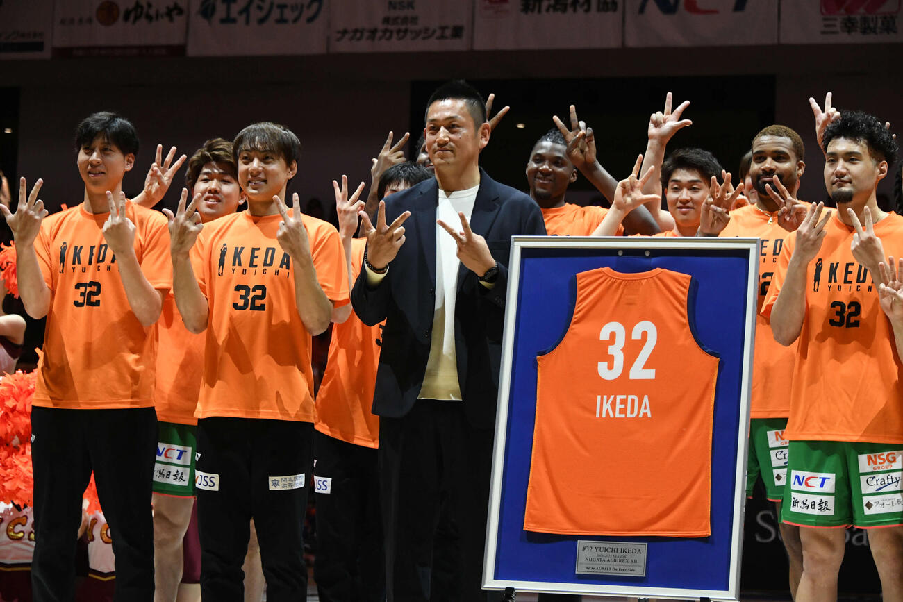 B3新潟のメンバーとともに記念撮影する池田雄一氏（左から3人目）