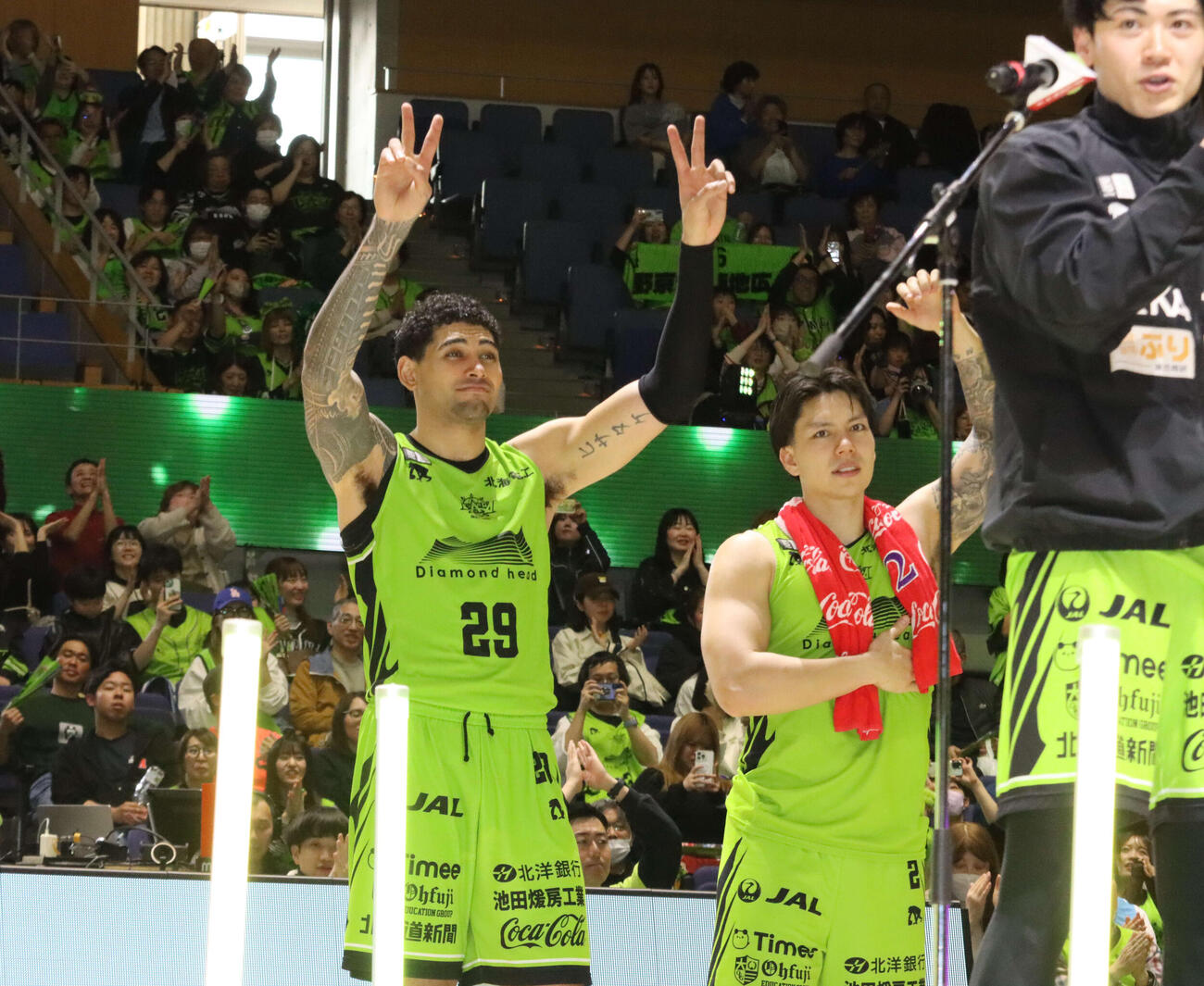 勝利して観客に向かってポーズを取るレバンガ北海道マックス・ヒサタケ（左）（撮影・保坂果那）