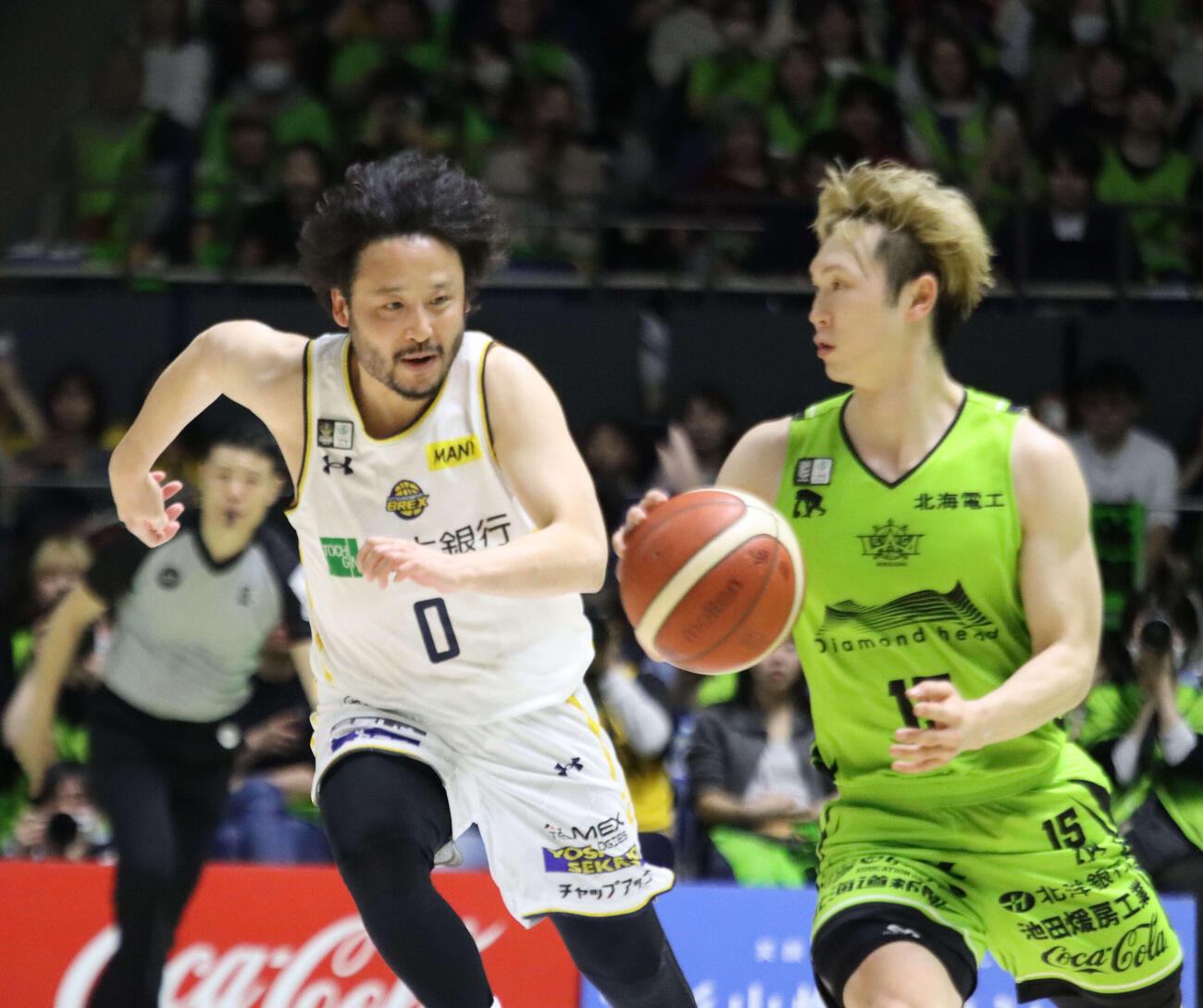 守備する宇都宮の田臥（左）（撮影・保坂果那）