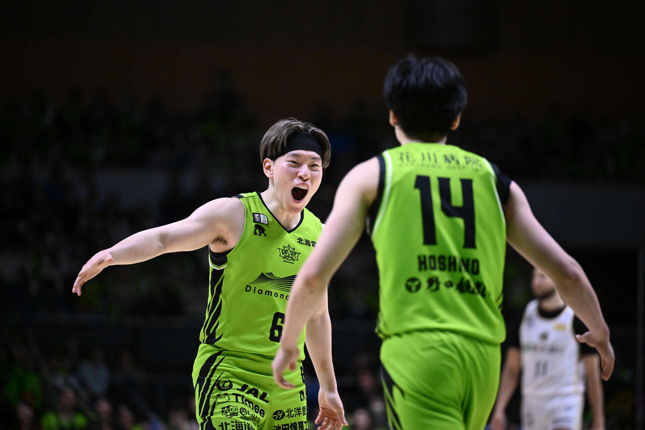 得点を喜ぶレバンガ北海道の菊地　（C）B．LEAGUE