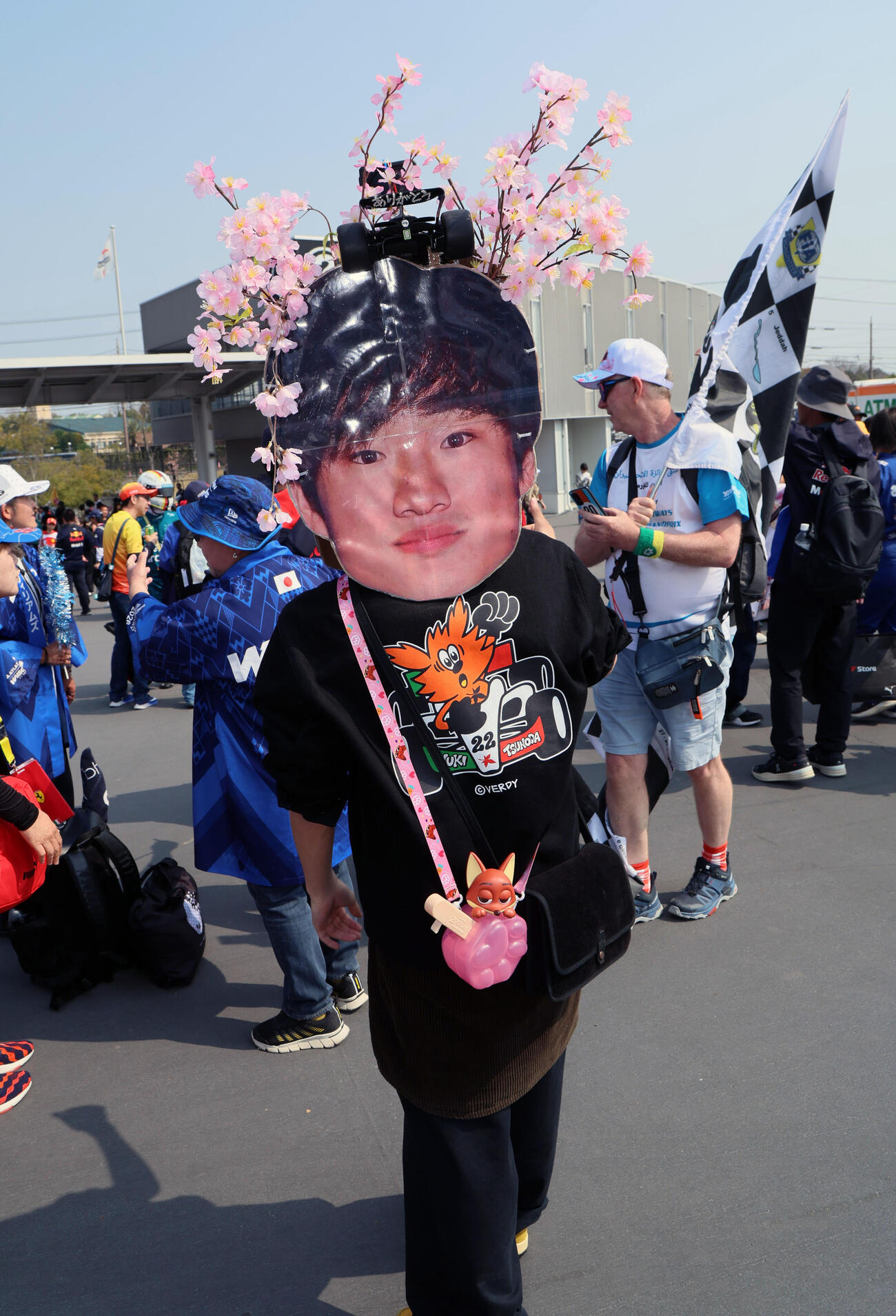 角田裕毅のお面をまとったファン（撮影・宮崎幸一）