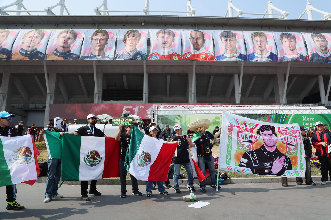 メキシコ国旗を手にアピールするペレスファン（撮影・宮崎幸一）