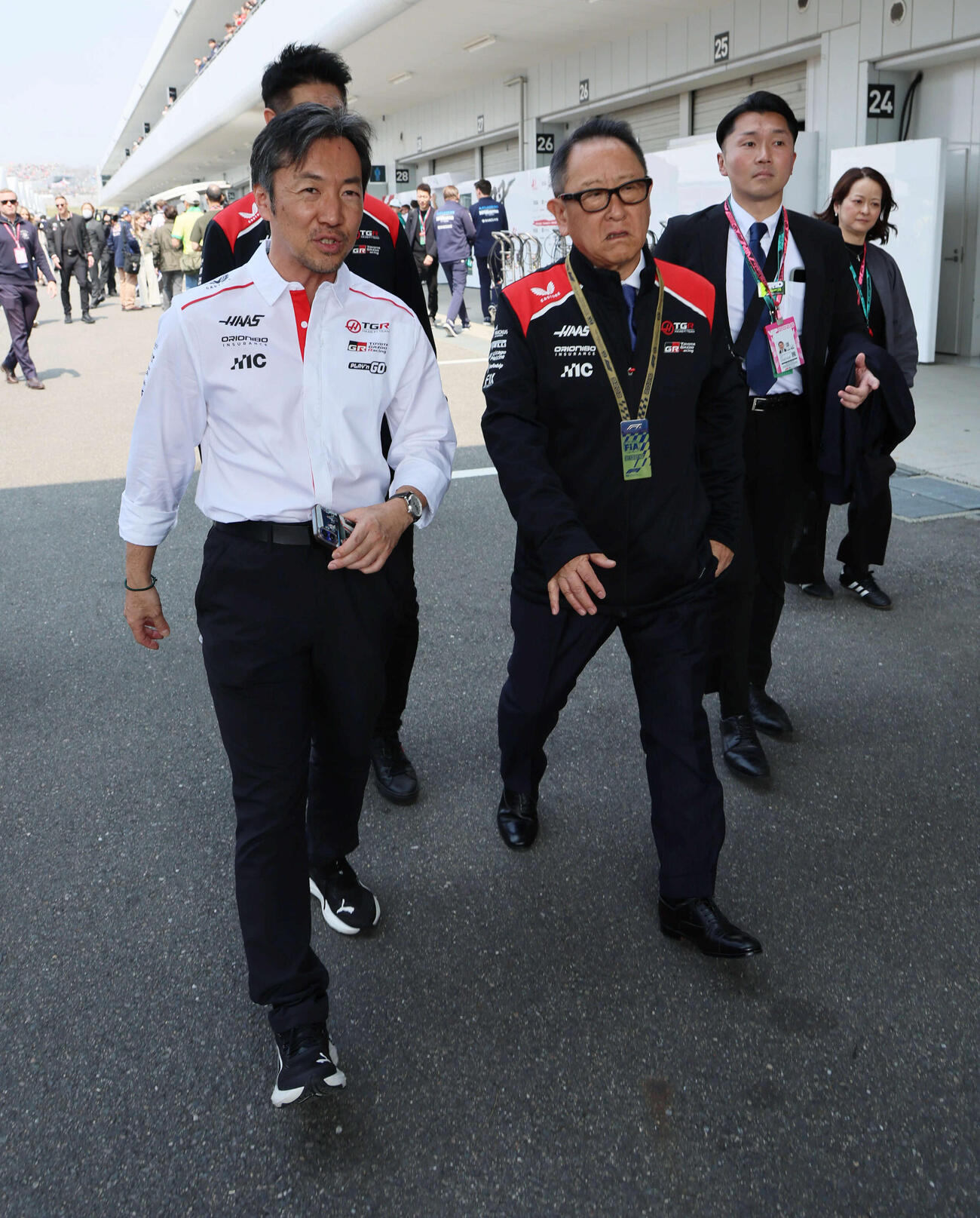 パドックを並んで歩くハースF1の小松礼雄チーム代表（左）とトヨタ豊田章男会長（撮影・宮崎幸一）