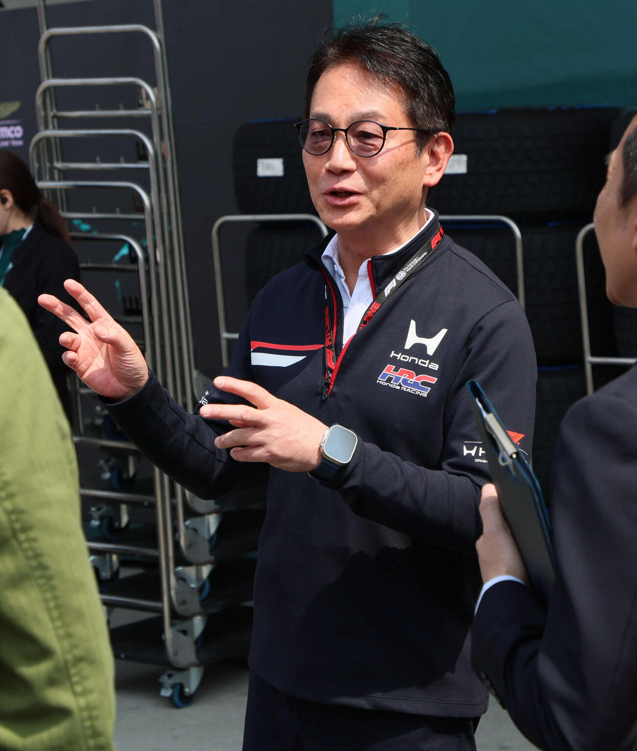 パドックで話し合うHRC渡辺康治社長（撮影・宮崎幸一）