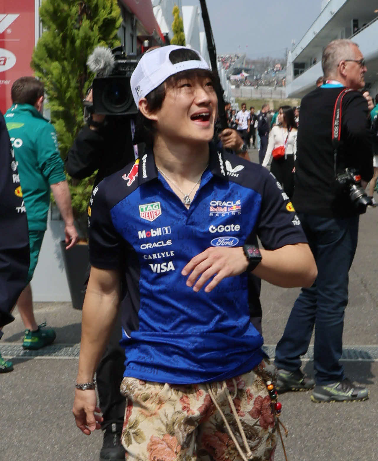 レッドブルのリザーブドライバーを務める角田裕毅は、パドックでリラックス（撮影・宮崎幸一）