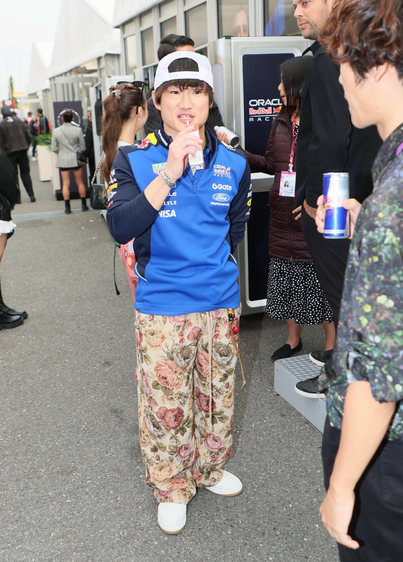 レッドブルのリザーブドライバーを務める角田裕毅は、パドックでリラックス（撮影・宮崎幸一）