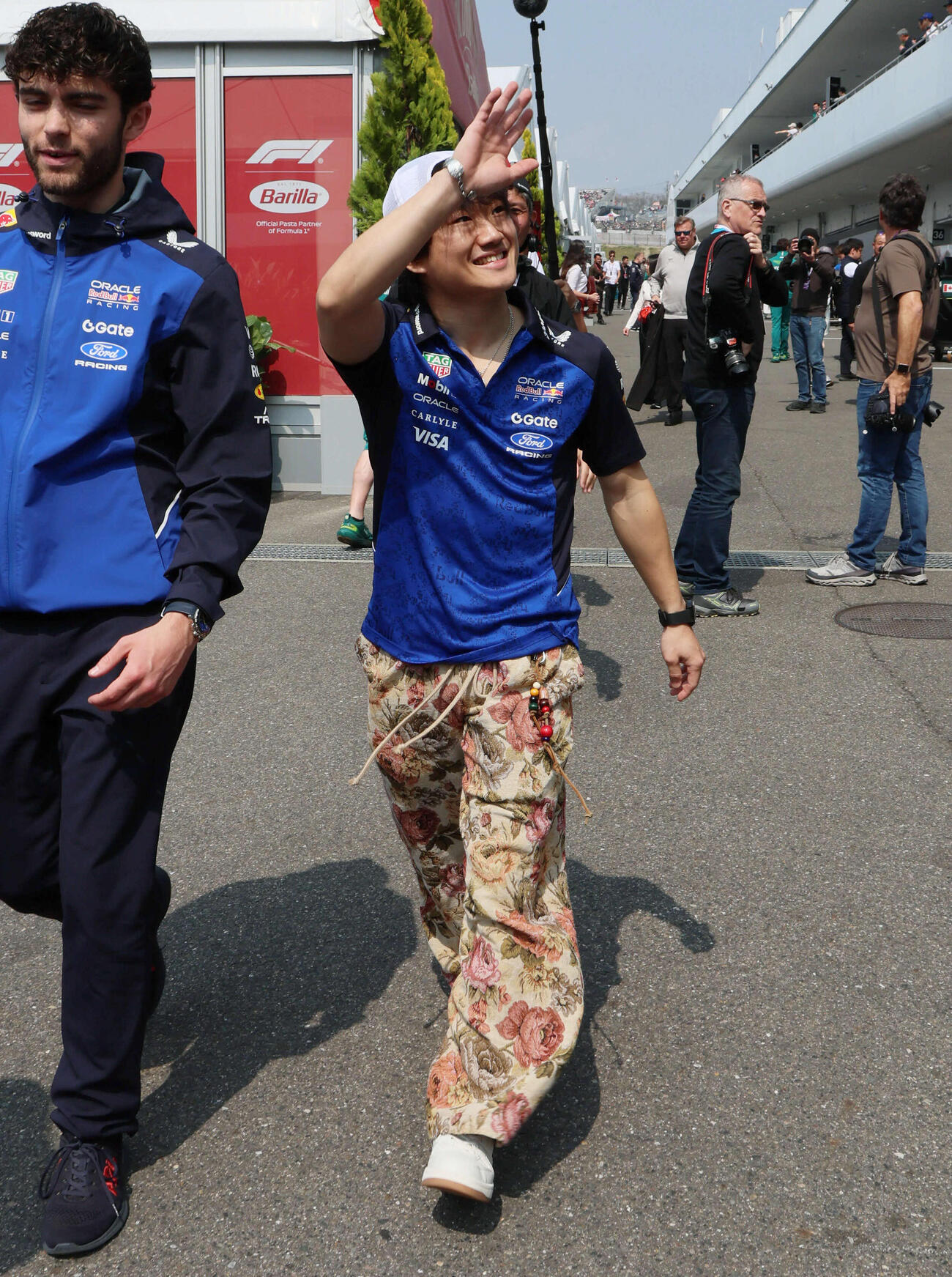 レッドブルのリザーブドライバーを務める角田裕毅は、パドックでリラックス（撮影・宮崎幸一）